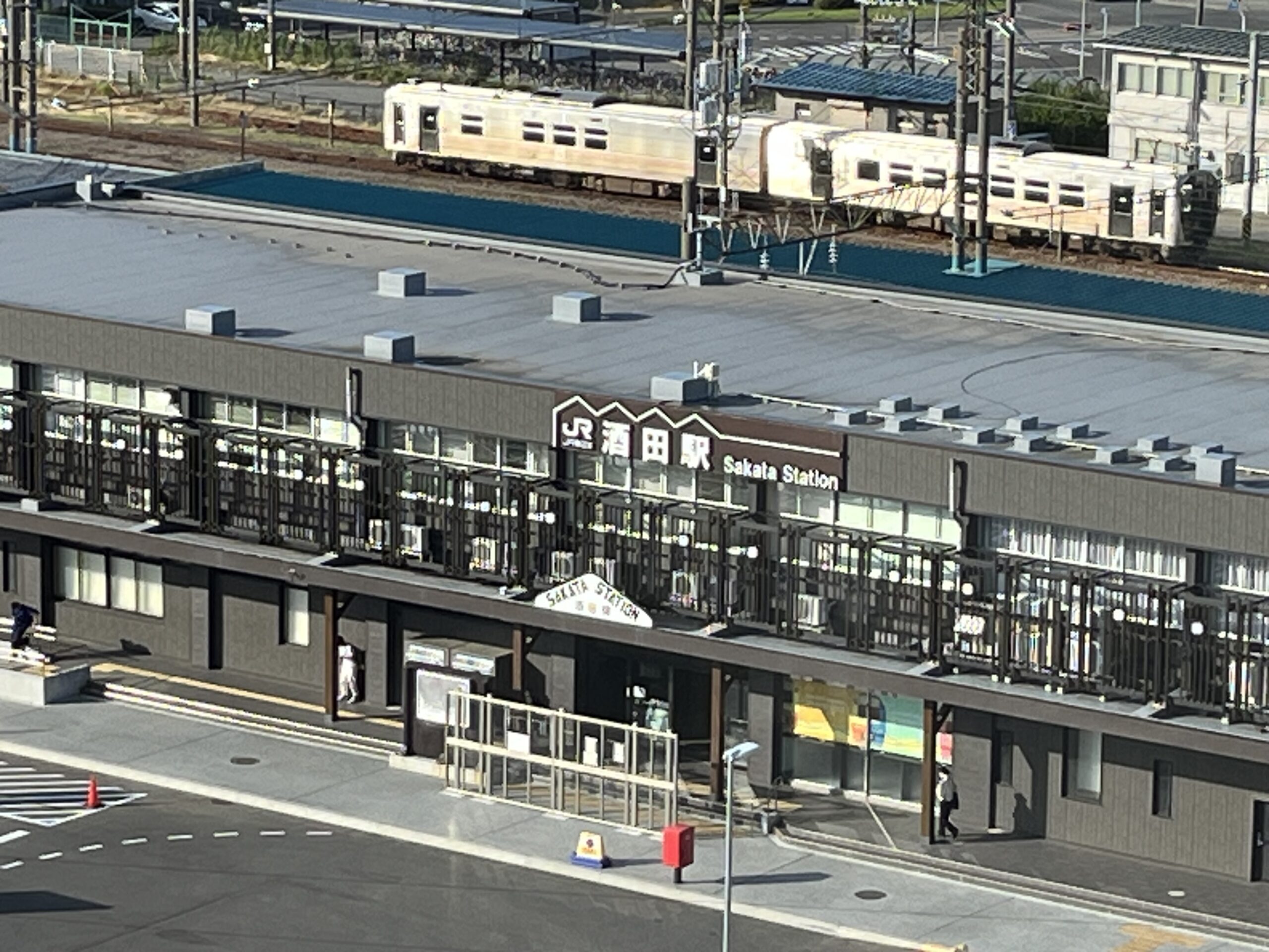 月のホテル客室から見る酒田駅